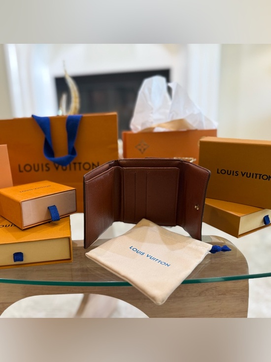 Louis Vuitton Black Monogram Snap-Button Detail - Picture 4 of 14